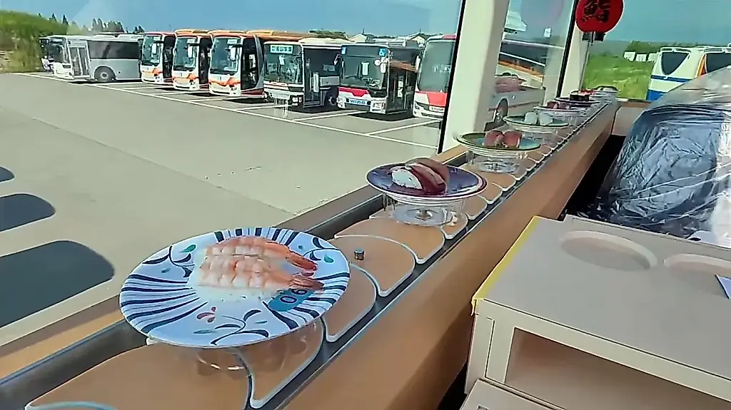 El Sushi Bus de Tokio combina un restaurante con cinta transportadora y visitas al aire libre