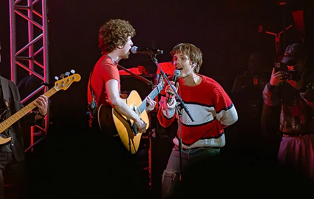 Cruz Beckham se sube al escenario con The Kooks y canta «Jackie Big Tits»