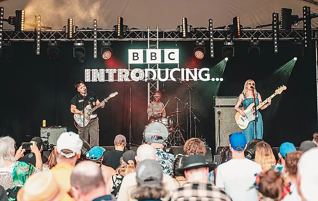 BBC Introducing возвращается вживую: молодые артисты получат сцены по всей Британии