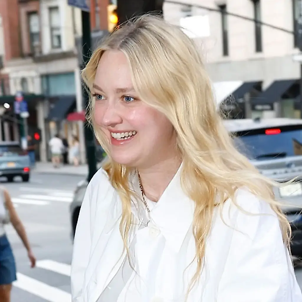 Dakota Fanning combina prendas que adoran Kendall Jenner y Hailey Bieber
