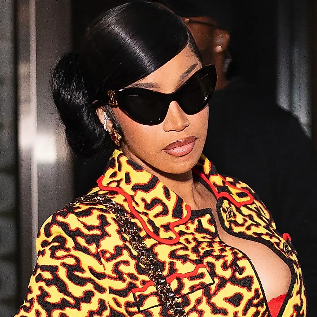 Cardi B monta un revuelo Chanel sobre el escenario