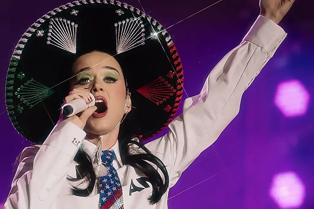 Katy Perry собрала 310 тысяч мексиканцев на бесплатном концерте — и превратила сцену в гигантский смартфон, подсолнух и бутылку