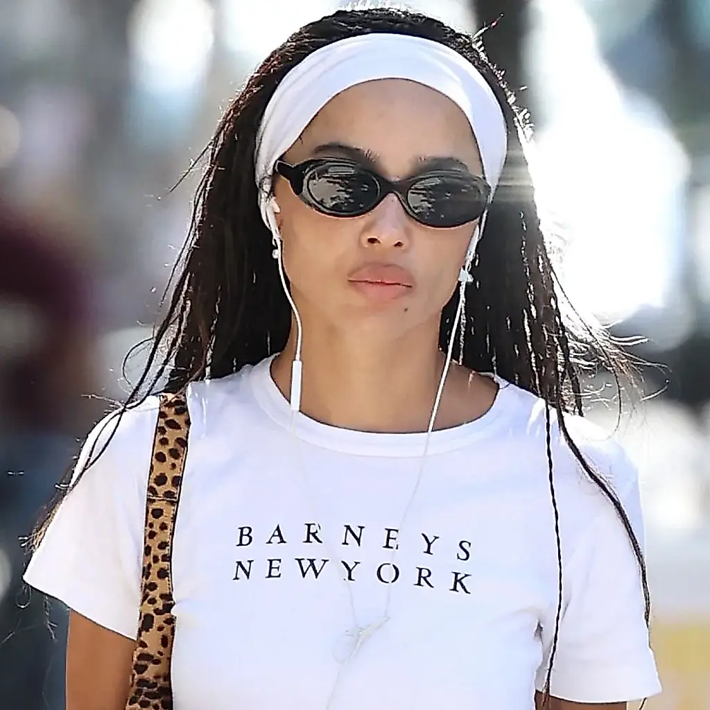 Zoë Kravitz llora la pérdida de Barneys: una camiseta convierte su look en un meme de moda neoyorquino