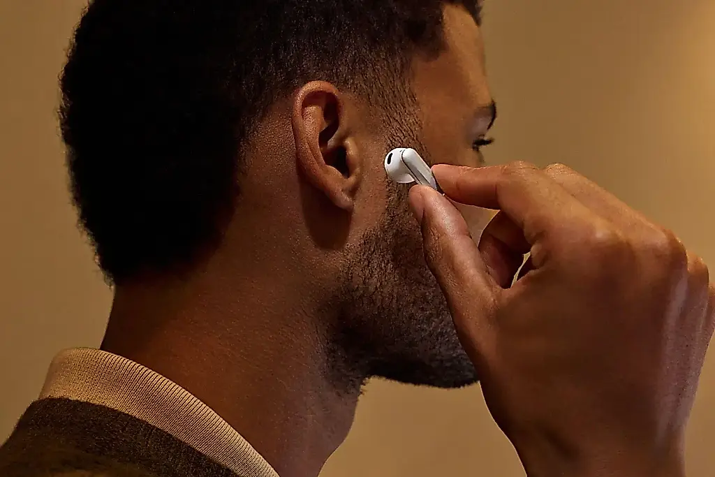 Plaud graba conversaciones con auriculares