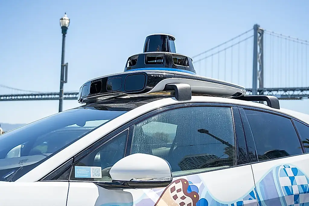Waymo против Tesla: одних камер для автопилота недостаточно