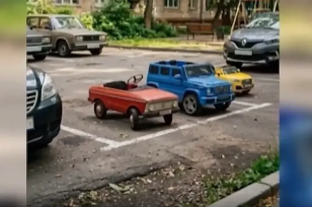 Un coche infantil ocupa una plaza de aparcamiento y su dueño se expone a una multa