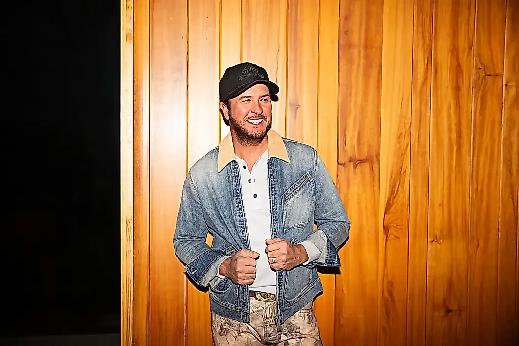 Luke Bryan publicará Signs, un álbum que va de las fiestas country a la sombría confesión de una bala