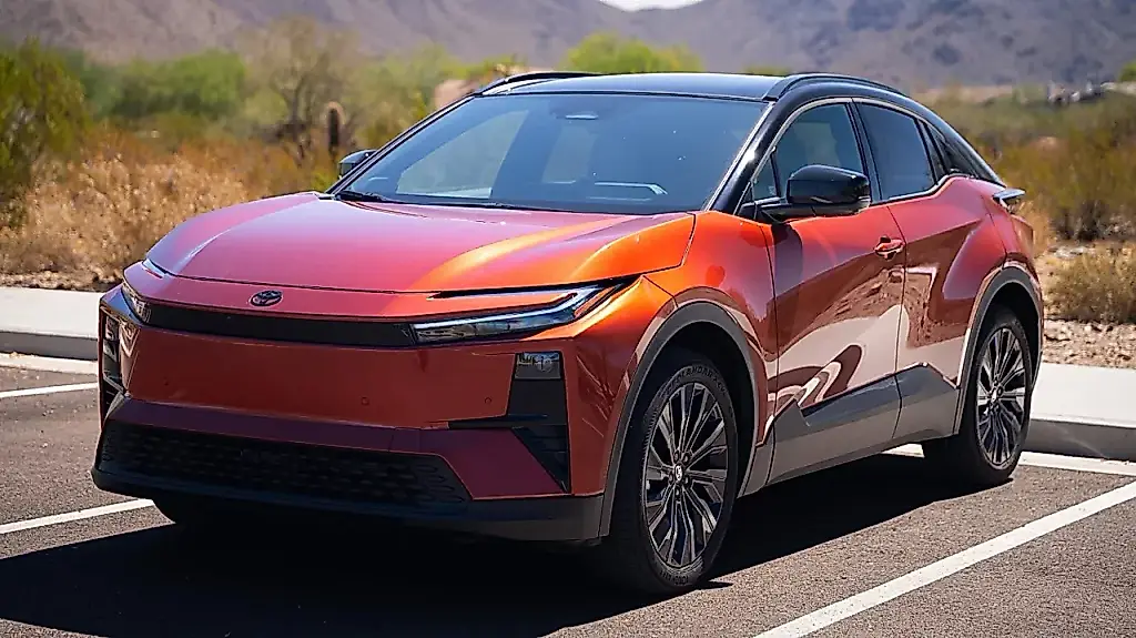 Toyota C-HR 2026: электрокроссовер, который неожиданно умеет радовать