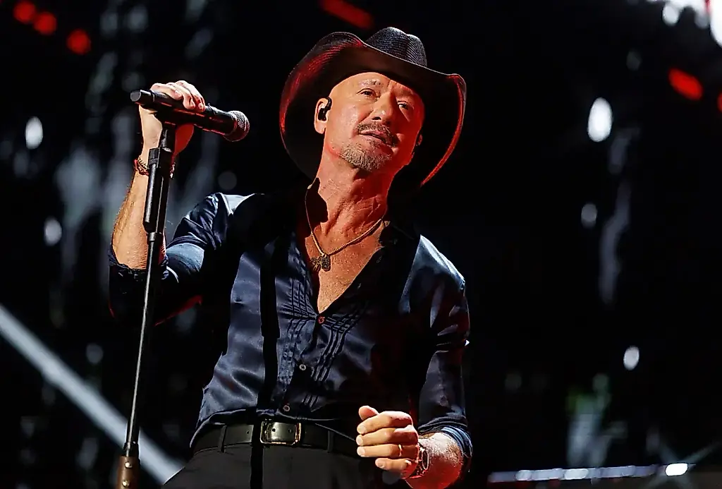 Tim McGraw se cayó en el escenario en Cincinnati, bromeó sobre el tropiezo y siguió con el concierto