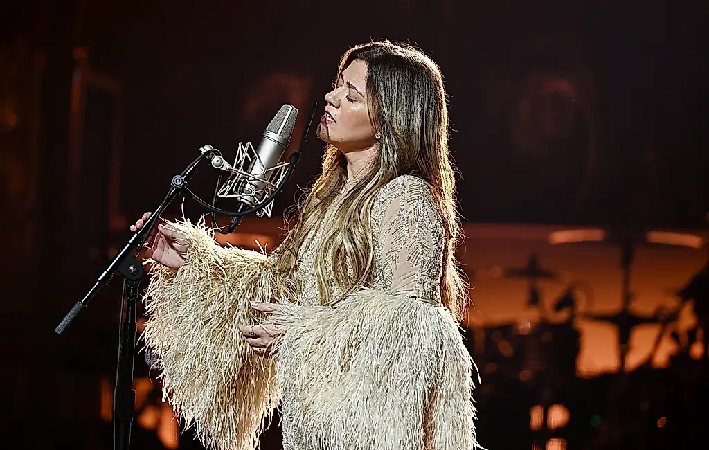 Kelly Clarkson cantó «Golden» en el final de su programa