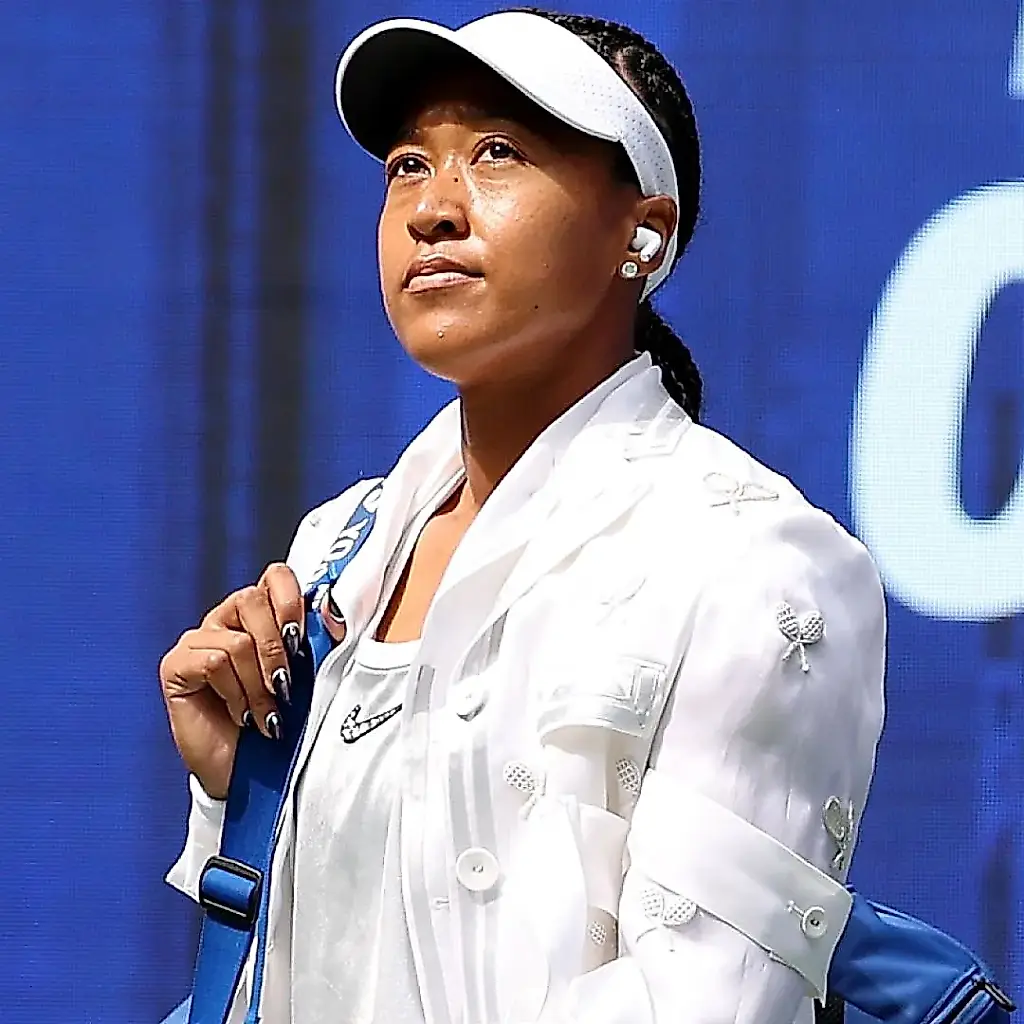Naomi Osaka salta a la pista con un look que recuerda al estilo de Zendaya en «Rivales»