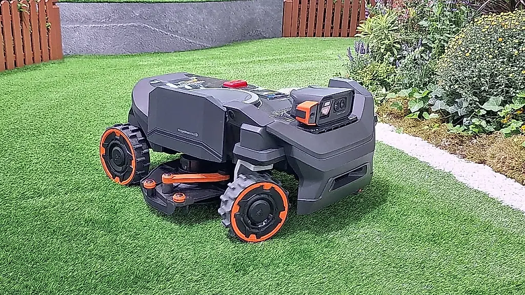 Un cortacésped con brazo
