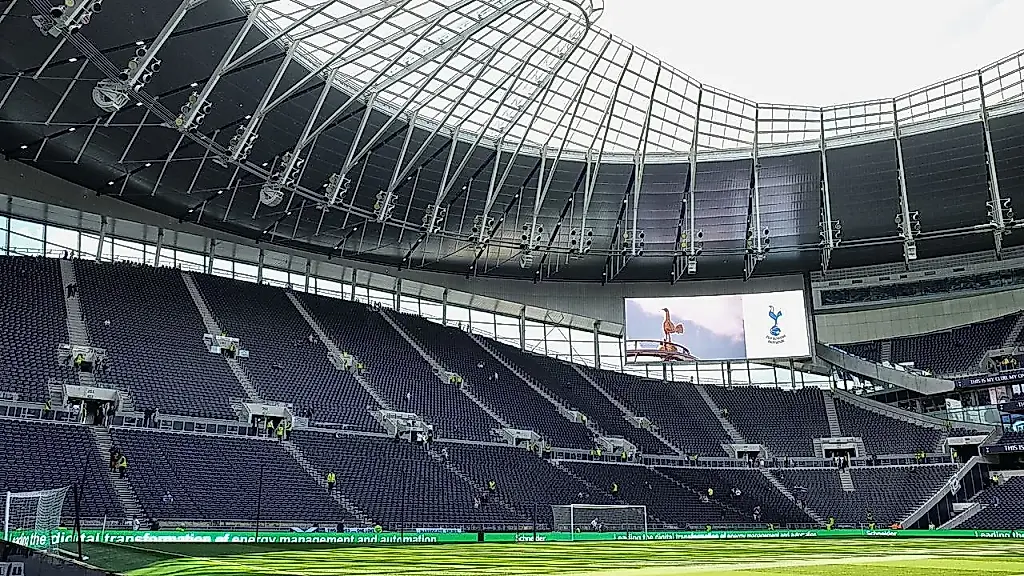 Tottenham huye de VMware