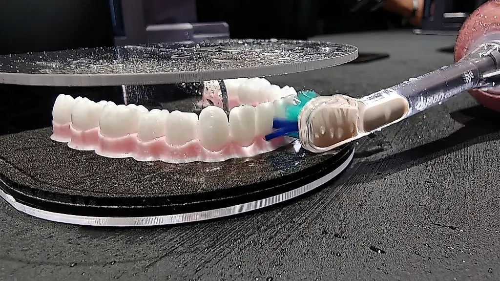 Dyson presenta un cepillo de dientes con cámara, y hasta los dientes artificiales tuvieron que someterse