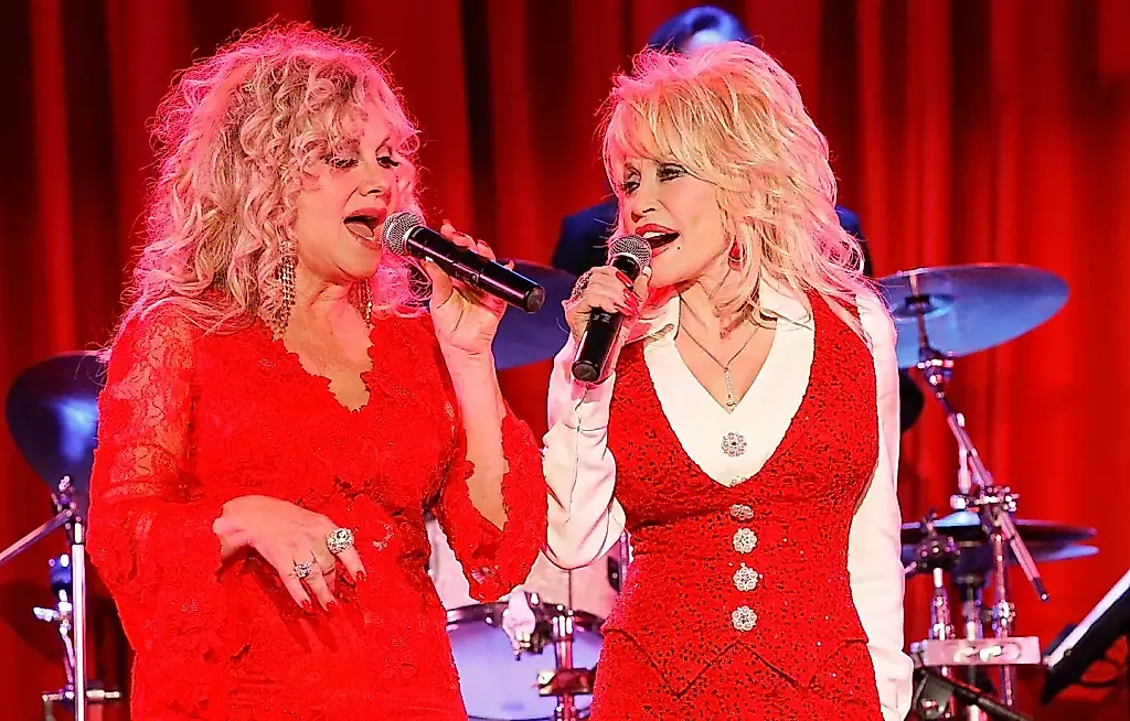 La hermana de Dolly Parton pide frenar la avalancha de «basura falsa de IA» tras la muerte de la cantante