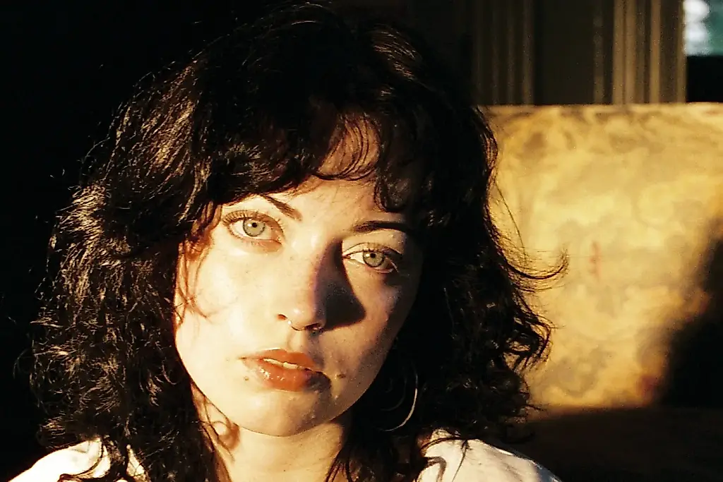 Дочь Грола поёт The Cure: Violet Grohl превращает культовый трек в акустическую исповедь