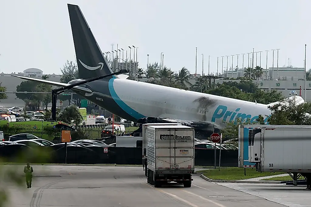 Un Boeing de carga se salió a una carretera junto al aeropuerto de Miami