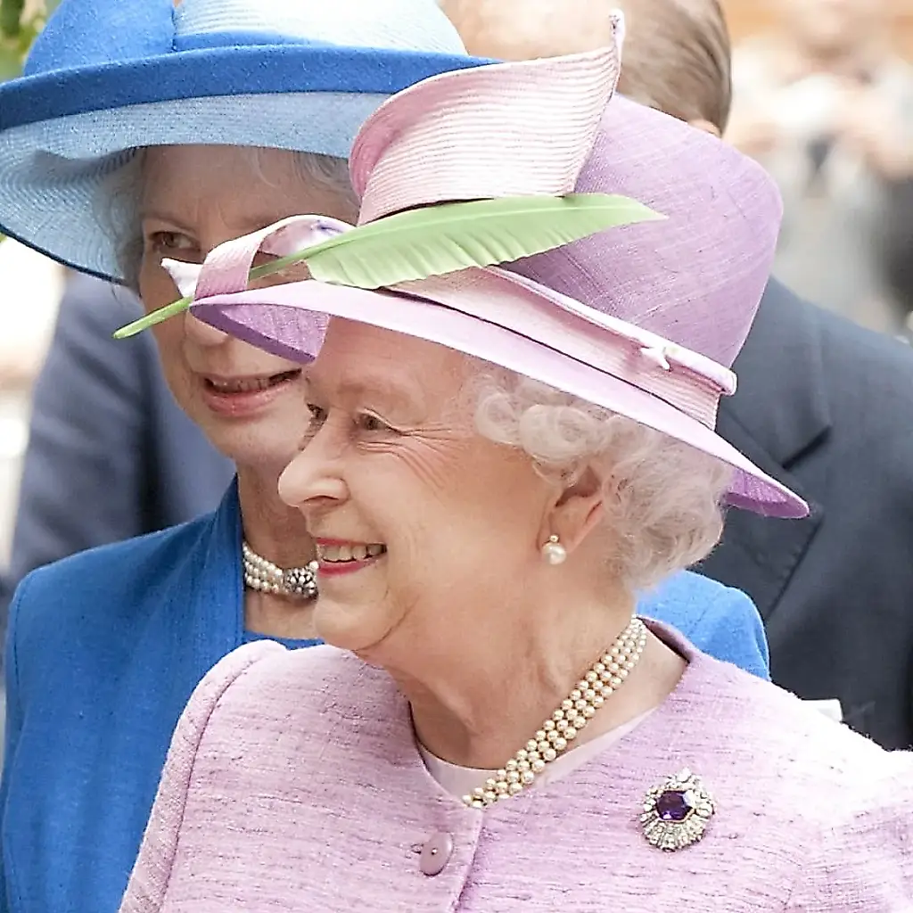 La reina y el ramo: un raro tropiezo de Isabel II en público