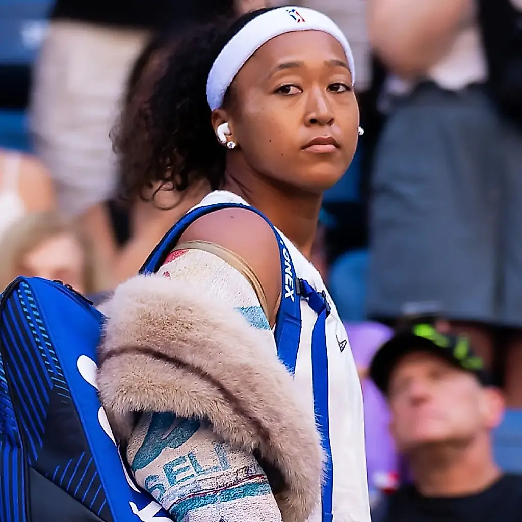 Наоми Осака завершила выступление на US Open в эффектном пальто KidSuper