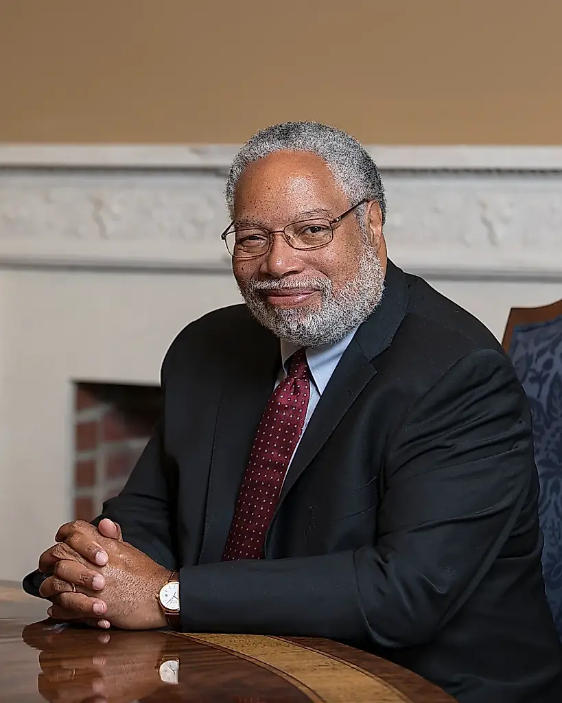 Salida bajo presión: el jefe del Smithsonian deja el cargo en pleno conflicto con Trump