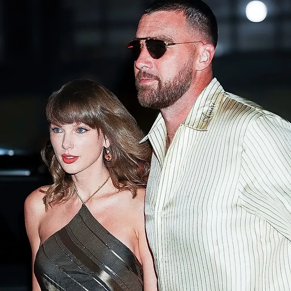 Taylor Swift sale en una cita con un vestido de rayas de Stella McCartney
