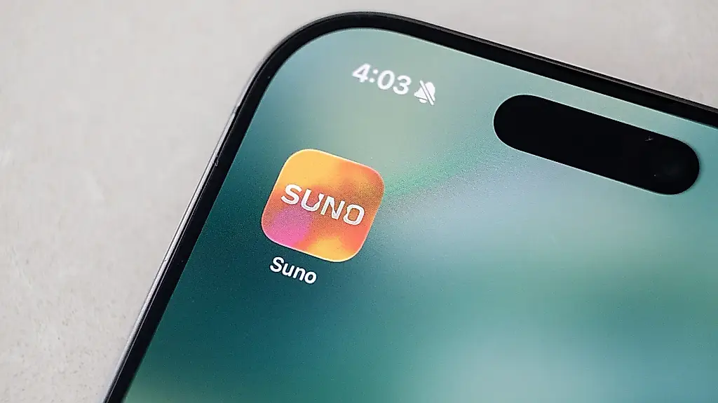 Suno entrenó su IA musical con Warner y BMG
