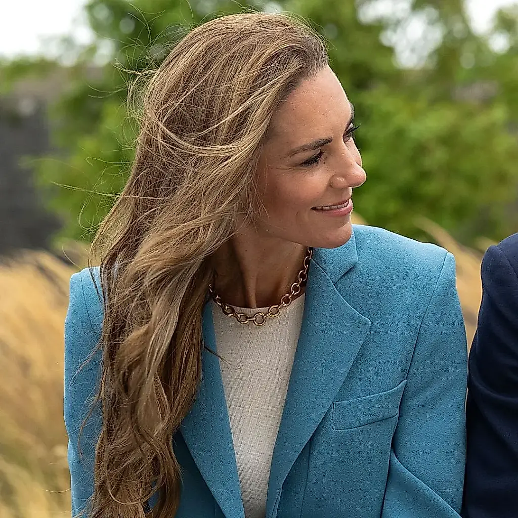 Kate y los pendientes de la memoria: un gesto real en apoyo de la prevención del suicidio