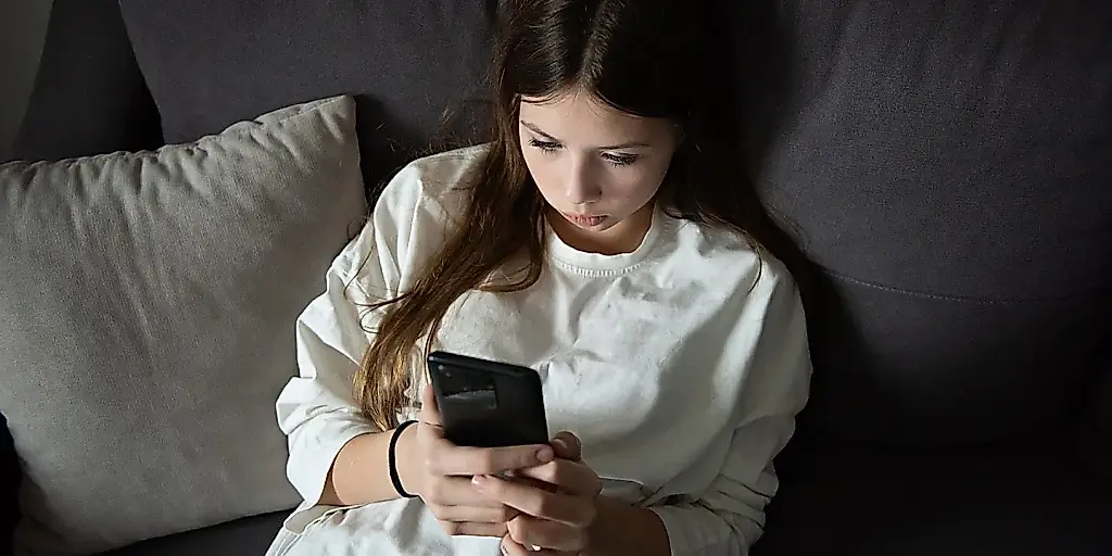 Smartphone antes de los 13 años: relación con la salud mental en la edad adulta
