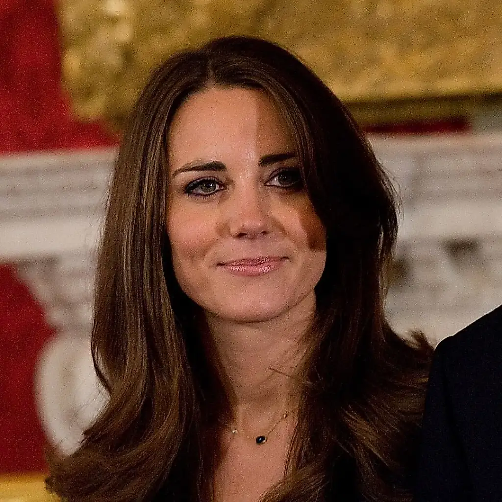 Enseñaron a Kate a sonreír a los paparazzi y se convirtió en su escudo real