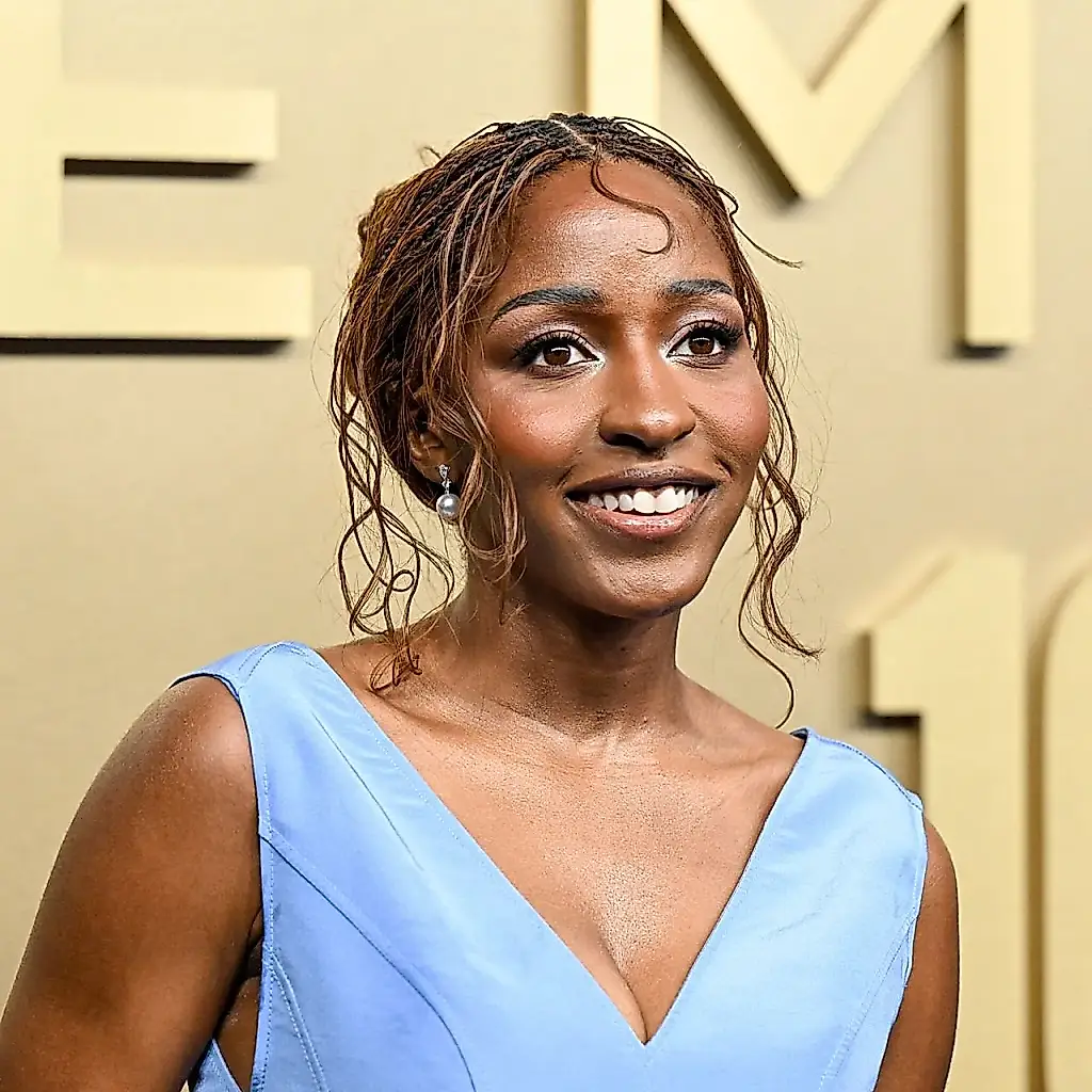 Аё Эдебири снова удивила Emmys: гигантский бант Chanel украл всё внимание