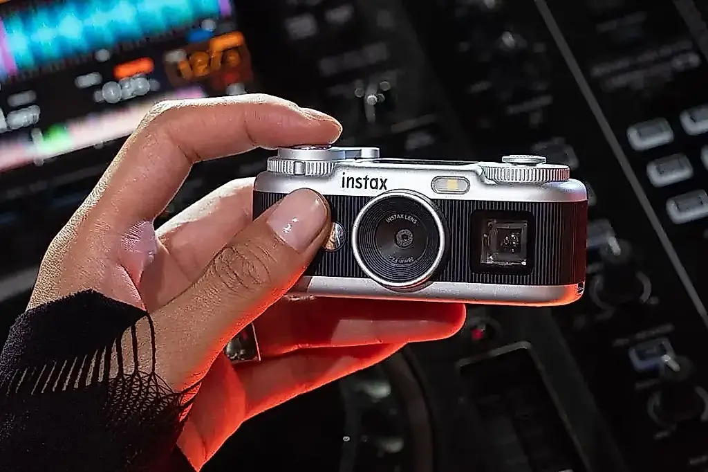 Instax Pal 2: la cámara vuelve con pantalla