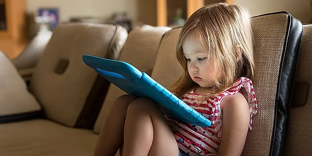 Una pantalla en vez de niñera: niños y habilidades cognitivas, atrapados en un círculo vicioso