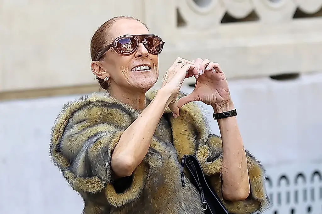 Céline Dion cantó sobre el capó de un coche en París