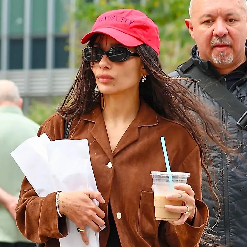 Zoë Kravitz se resiste a despedir el verano: ante, shorts muy cortos y bailarinas