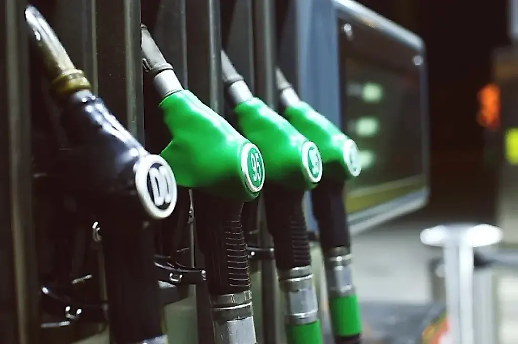 Coches chinos y combustible: dónde está el riesgo real y dónde el pánico