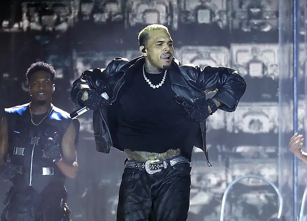 Chris Brown elige el papel de villano y vuelve a ir contra todos