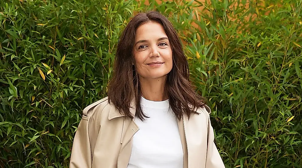 Katie Holmes entierra la prohibición de vestir de blanco