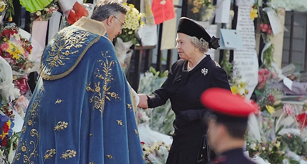 La reina contra la multitud