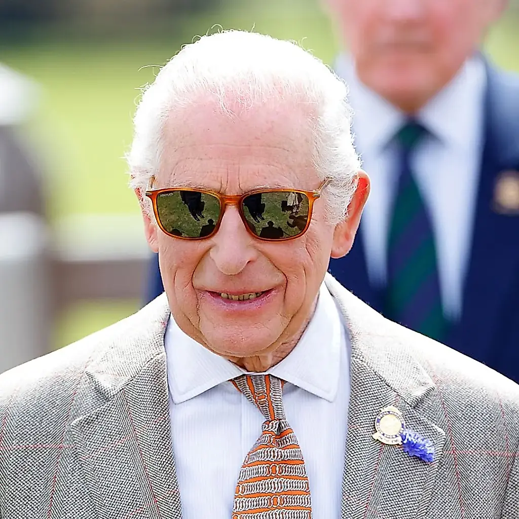 El rey Carlos, guardián de la moda: mantiene el estilo contra viento y marea