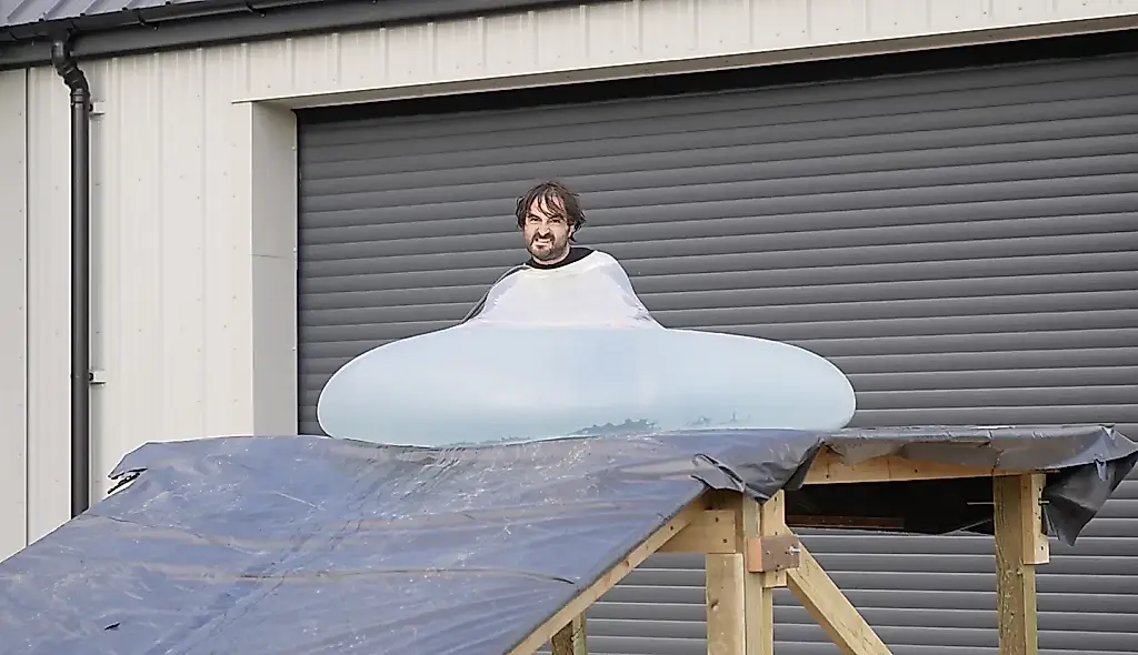 Un hombre se desliza dentro de una gigantesca bola de agua