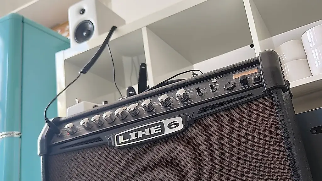 Convertí un amplificador de guitarra en un altavoz para casa: mucho ruido y poca cabeza, aunque a veces funcionó