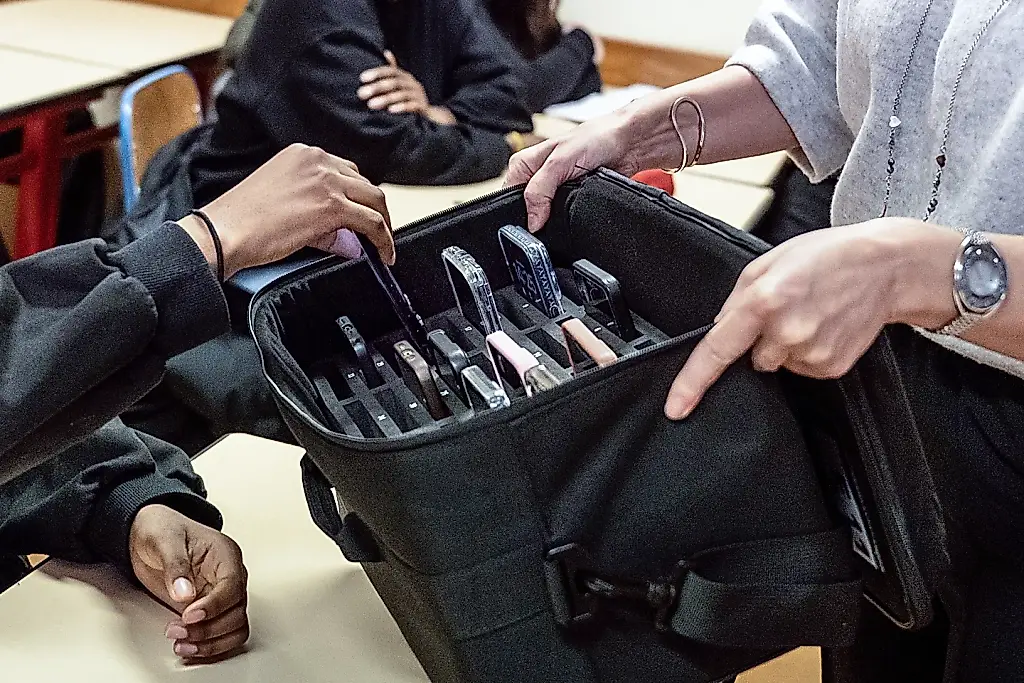 Las prohibiciones de móviles en los colegios ganan popularidad ante el temor al tiempo frente a las pantallas