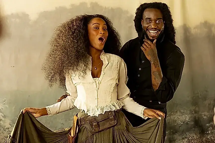 Shaboozey y Ciara Miller reviven el Lejano Oeste en un programa nocturno