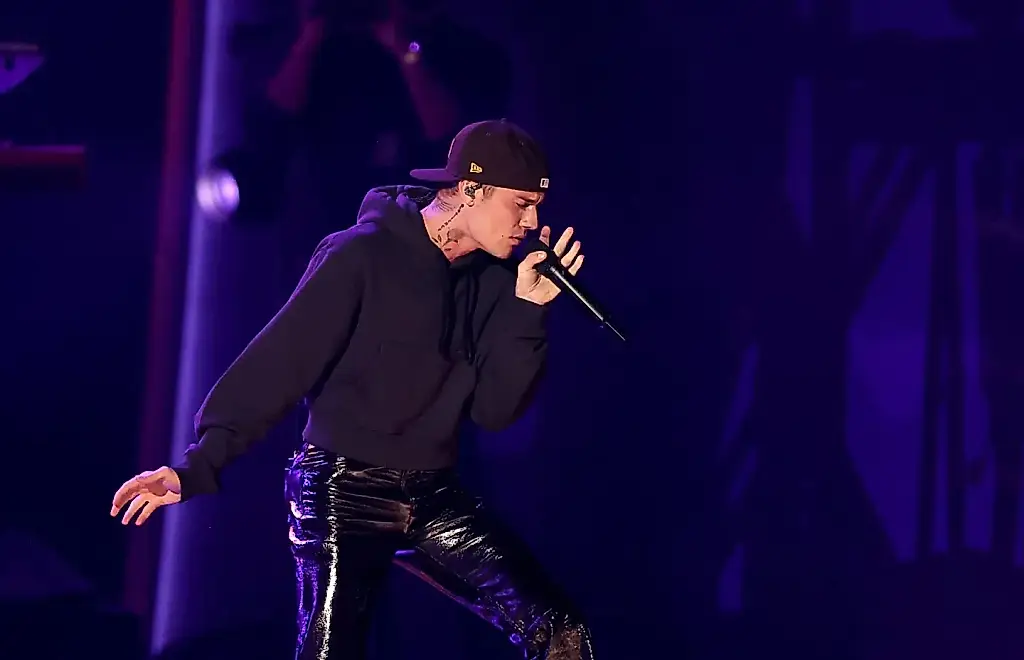 Las raras zapatillas de Bieber y el atrezo de BTS se subastan por una causa infantil: fútbol, espectáculo y solidaridad