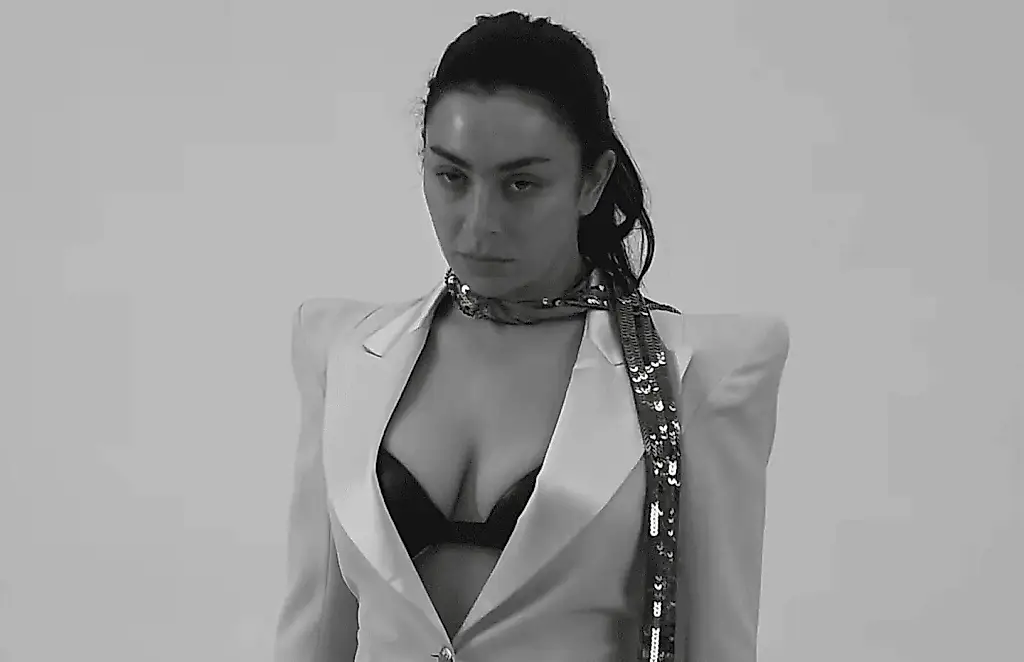 Charli XCX lidera la lista australiana