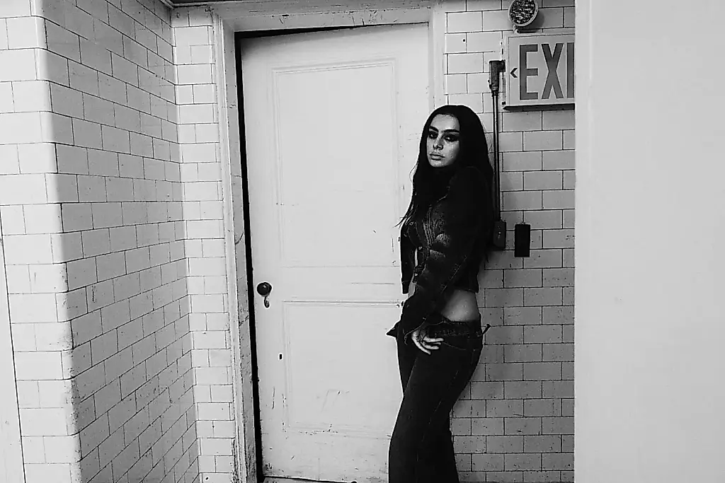 Charli XCX, primera en lograr dos nuevos hitos en las listas en un año