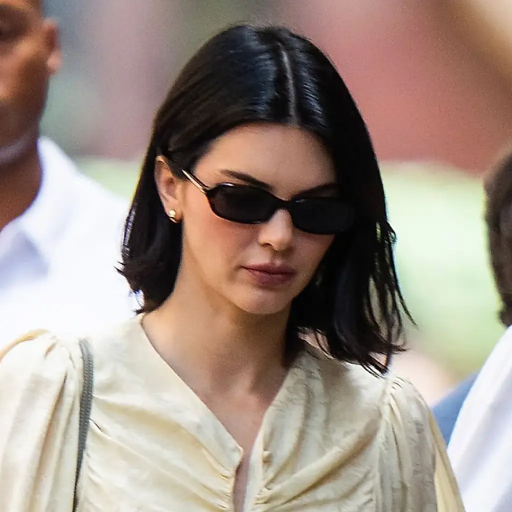 Kendall Jenner trae de vuelta el amarillo mantequilla y los minivestidos florales