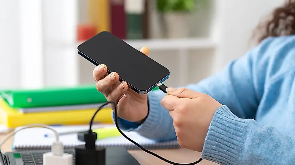¿Puede usar el móvil mientras se carga dañar la batería?
