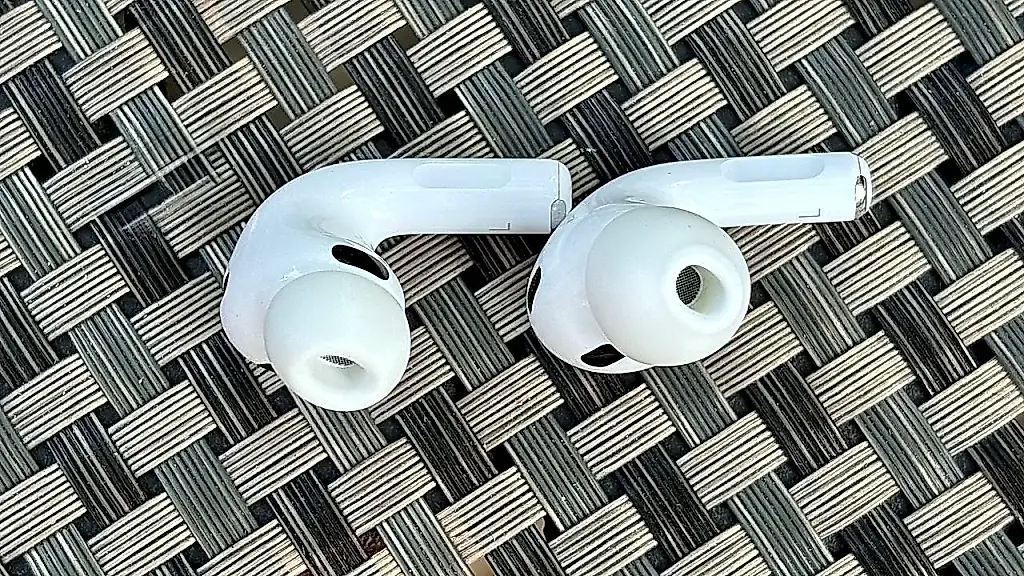 Новые AirPods появятся до конца года, камеры в наушниках Apple пока не ждите