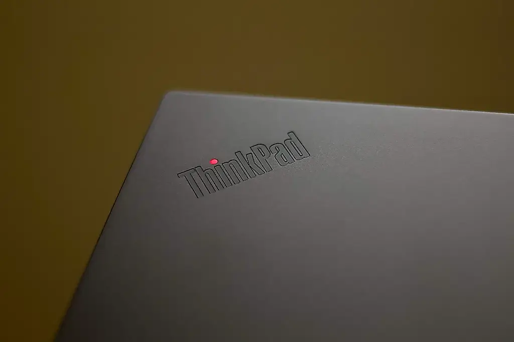 Lenovo ThinkPad P14s Gen 6: un monstruo profesional con traje formal